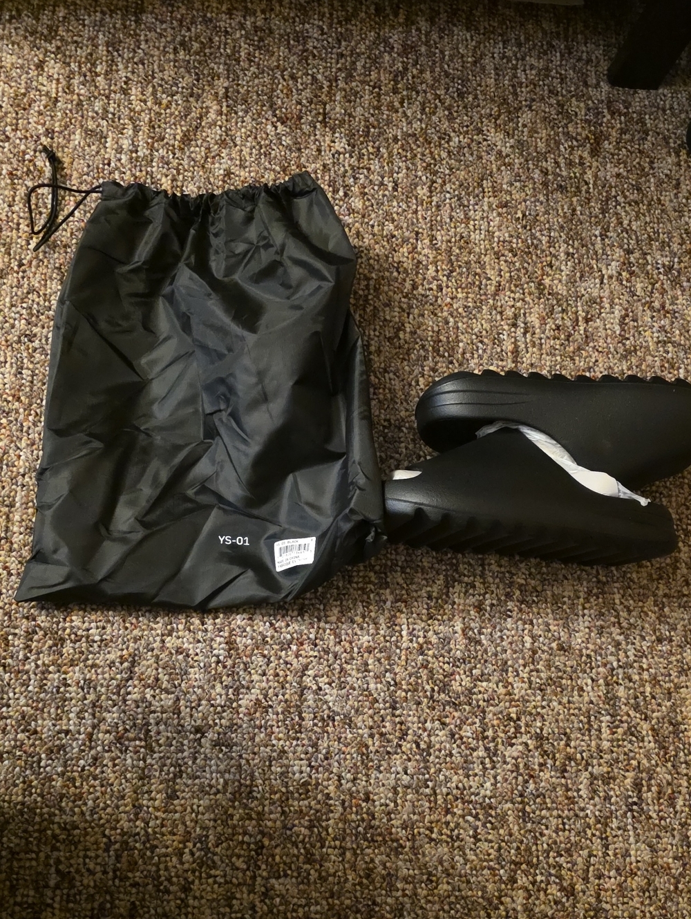 NIB Yeezy Slides Black Size 8